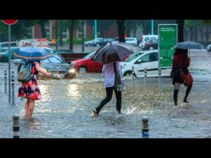 EXTREME THUNDERSTORM and HEAVY RAIN in LONDON ENGLAND | Camden Town and Camden Lock River Side 4K