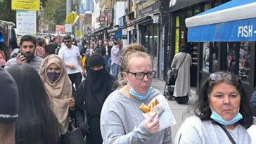 「4K HDR」 Walking in London Whitechapel Market