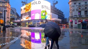 Walking West London SOHO NIGHTLIFE on a RAIN DAY | London Soho Rain CITY ASMR