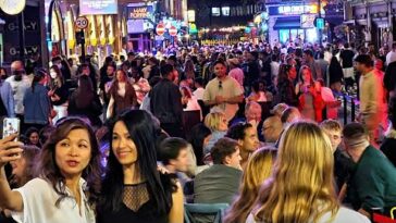 「4K HDR」 London SOHO is busy AGAIN • Central London walk at night