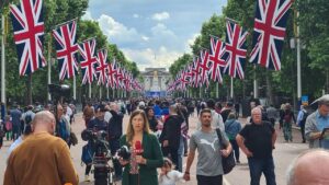 London Walk: Platinum Queen Jubilee ( looking for a streaming Spot for tomorrow )