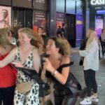 「4K HDR」 Busy Friday night in London Leicester Square