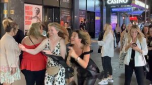 「4K HDR」 Busy Friday night in London Leicester Square