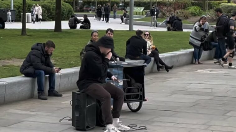 Busker at London Eye - BEATBOX | 4k hdr
