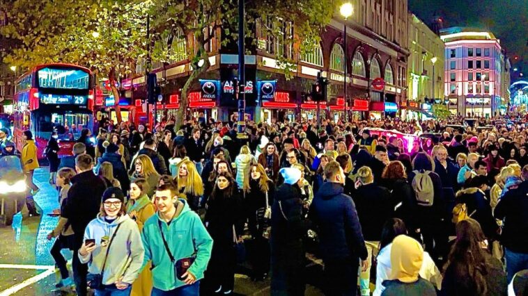 Christmas in London - BUSY Saturday Night (4K HDR)
