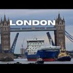 London Tower Bridge opens for FURE VINGA CARGO SHIP 🚢