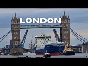 London Tower Bridge opens for FURE VINGA CARGO SHIP 🚢