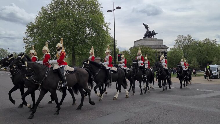Queen Life Guards | Changing of Queens Cavalry Guards
