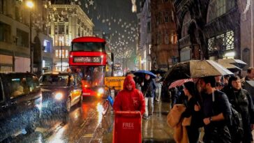 London Rain Oxford Street - People Watching | 4K London Raining Night